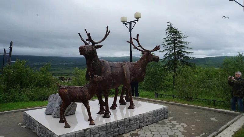 Магаданские олени. Олени Магадан скульптура. Олени Магадан статуя. Скульптурная композиция олени Магадан.