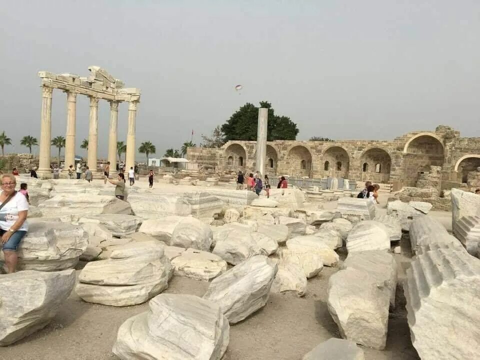 Храм Аполлона Турция Памуккале. Центр Сиде храм Турция. The Temple of Apollo, Side. Храм Аполлона постройки 206 года в Паммукале. Сиде турция в апреле