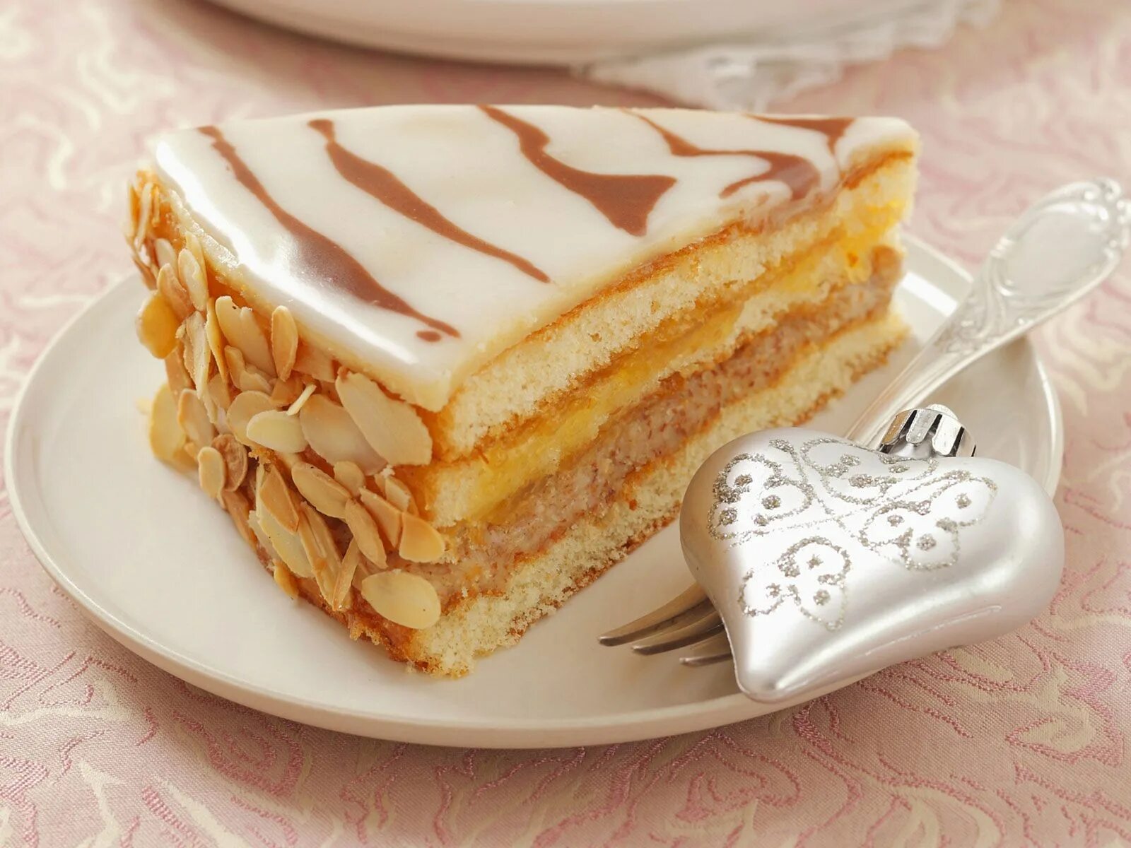 Украшение торта марципаном. Марципан украшения. Украшение торта марципаном. Пирожные. Марципанов торт.