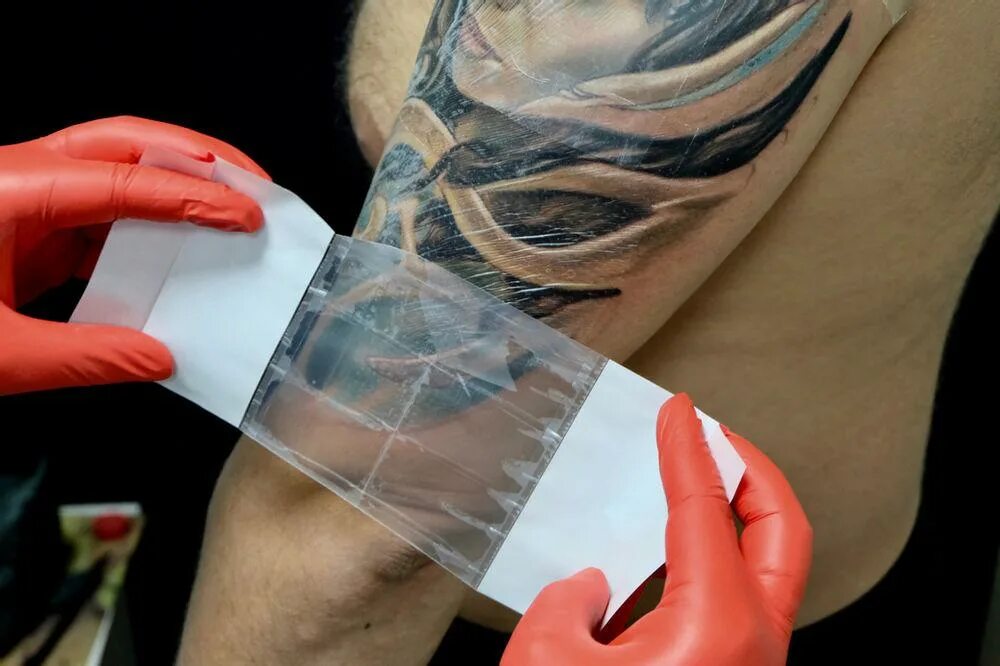 Что можно после тату. Пленка для заживления тату. Заживояющяя плёнка для тату.