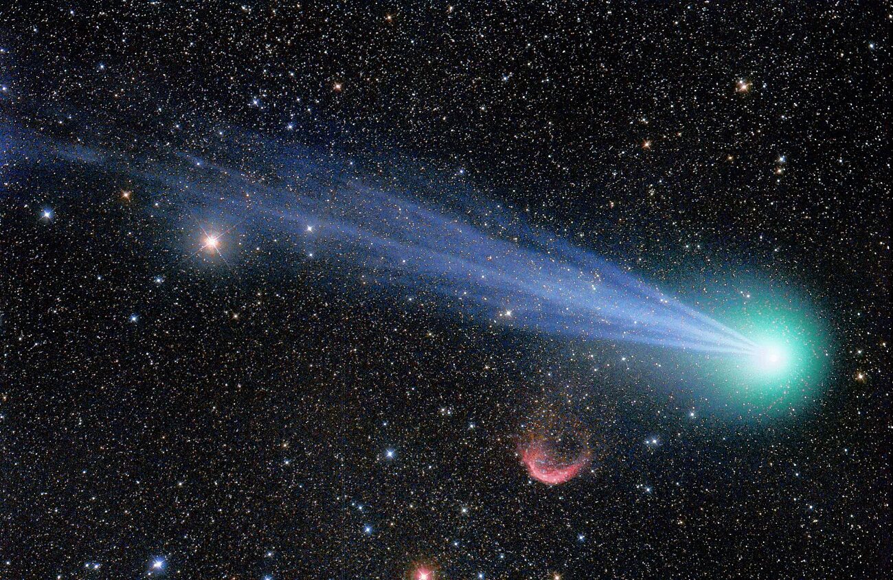 Комета Лавджоя. Астрономия. Кометы астрономия. Что такое световой год в астрономии. Световой год в сутках