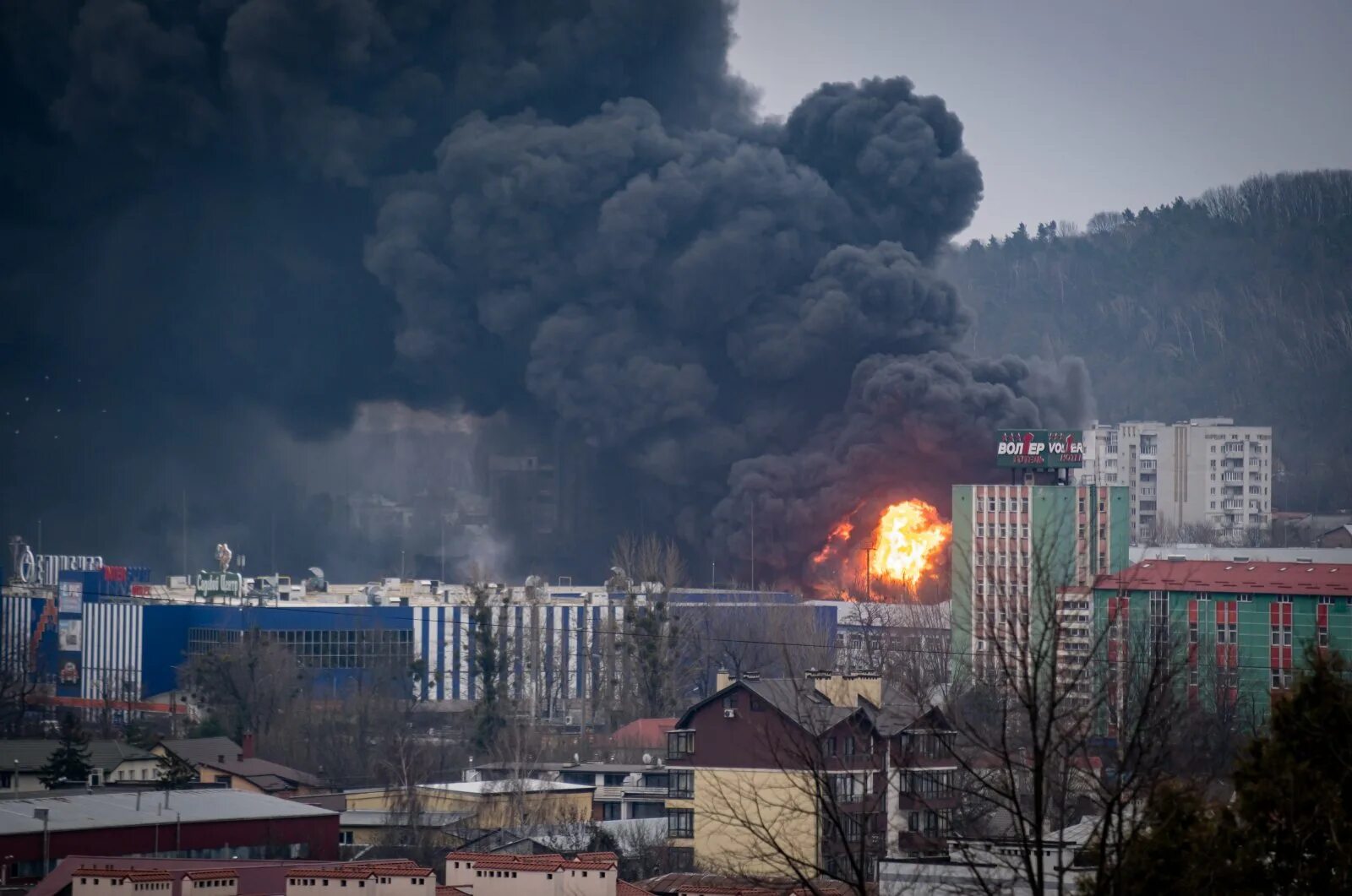 Здание горит. Взрывы в Киеве. Крупный пожар. Взрыв на украинской ТЭЦ. Шесть разрушить