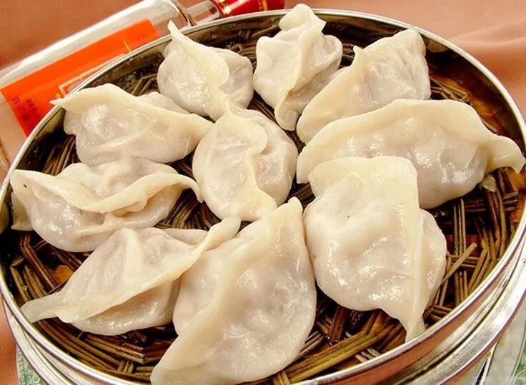 Китайские пельмени цзяоцзы. Китайская пельменная. Китайская пельменная. Пельмени на пару. Маленькие китайские пельмени.
