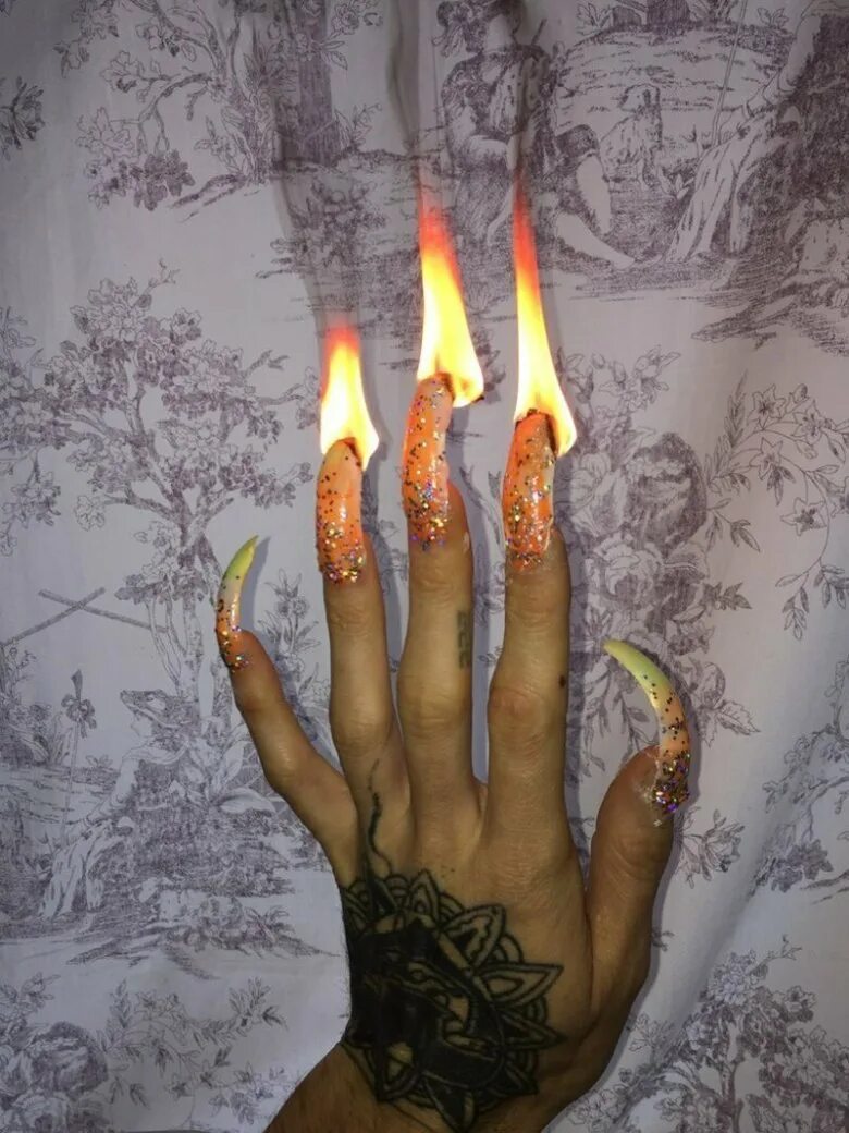 Длинные острые ногти с огнем. Маникюр с огнем острые. Пламя на ногтях. Ногти с пламенем огня.