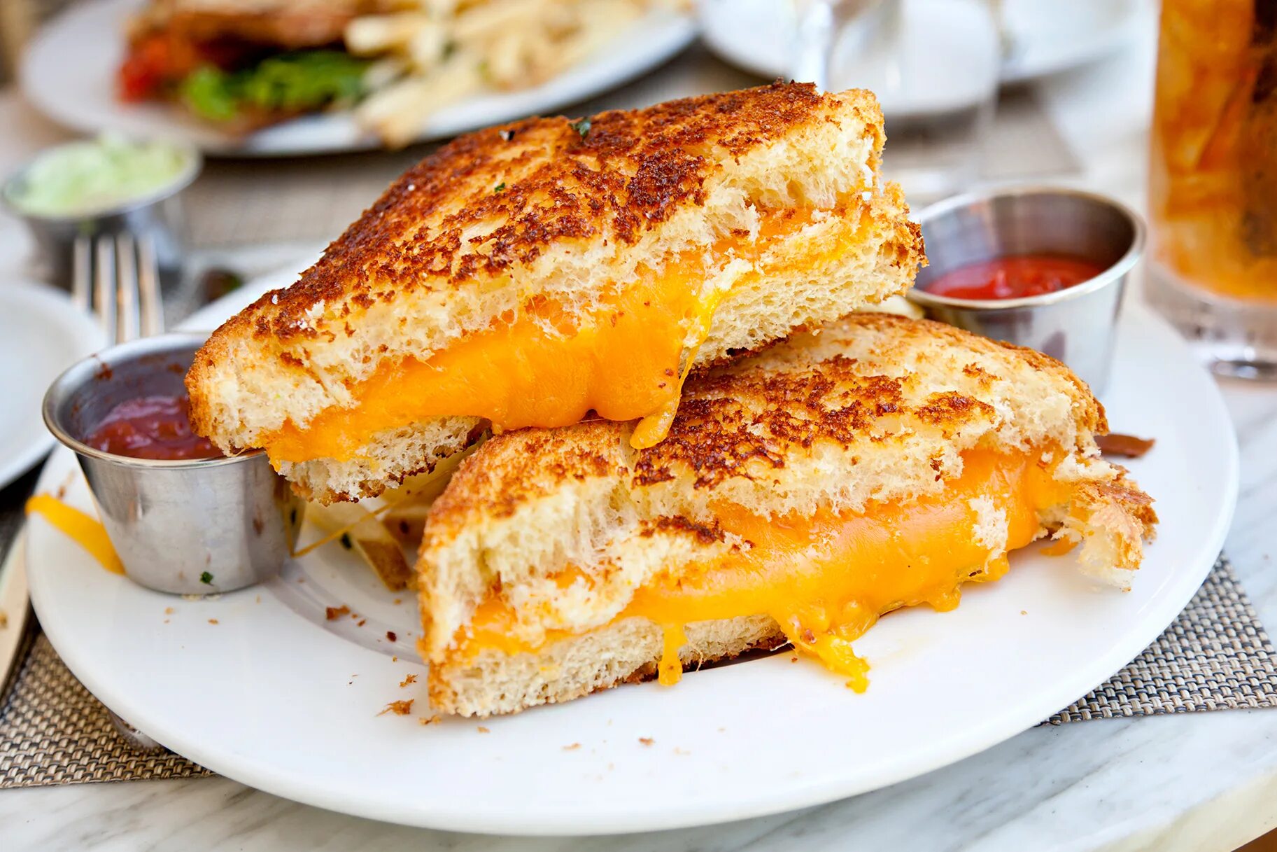 Гриль чиз сэндвич. Grilled Cheese сэндвич с сыром. Тост с сыром. Бутерброды гренки.