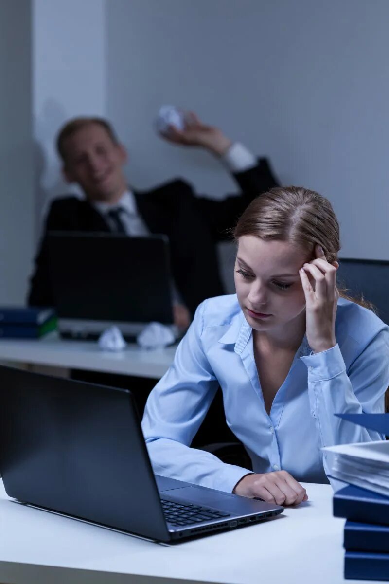 Некачественный работник. Коллеги. о работнике или об работнике. созвон с коллегами. девушка на работе 2025.
