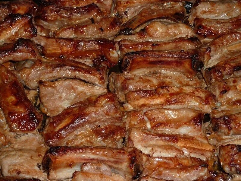 Как приготовить свиные ребрышки вкусно рецепты. Рёбрышки свиные в духовке. ребра в духовке. ребра свиные запеченные. жареные свиные ребрышки в духовке.