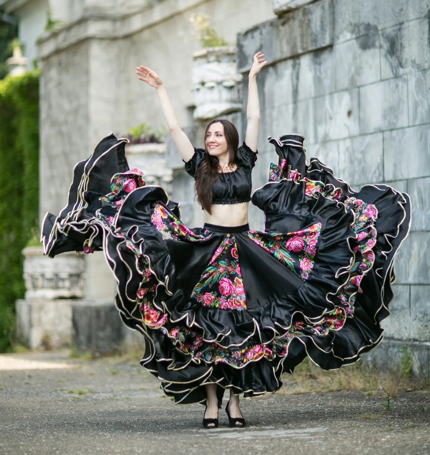 Купить цыганскую юбку. Цыганская юбка. Цыганская юбка для танца. Необычная цыганская юбка. Цыганская юбка цветок садовый.