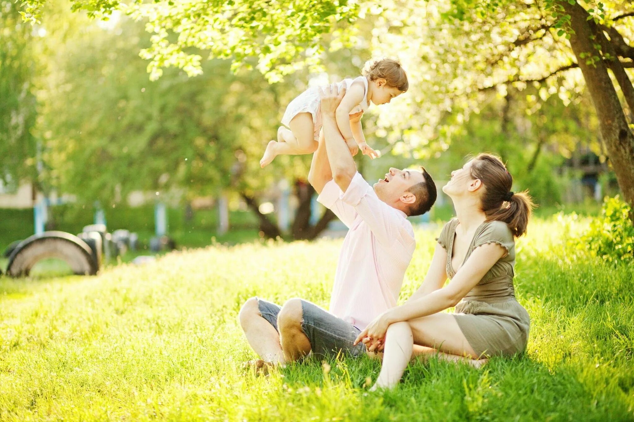 Семья это комсомольская правда. Счастливая семья на природе. Цитаты про семью. Счастливые люди на природе. Счастливая семья в парке.