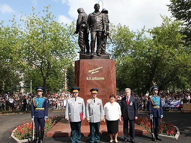 Памятник генералу Дубынину Каменск Уральский. Каменск-Уральск памятника Дубынина. Каменск-Уральский памятник Виктору Дубынину.