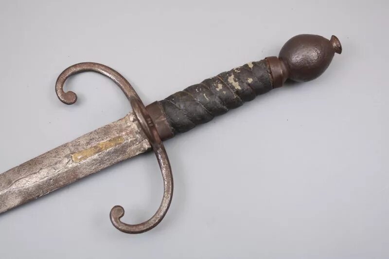 Кинжал стилет 16 века. Гарда оружие. Холодное оружие 16 века в Европе. Гарда меча. Холодное оружие века