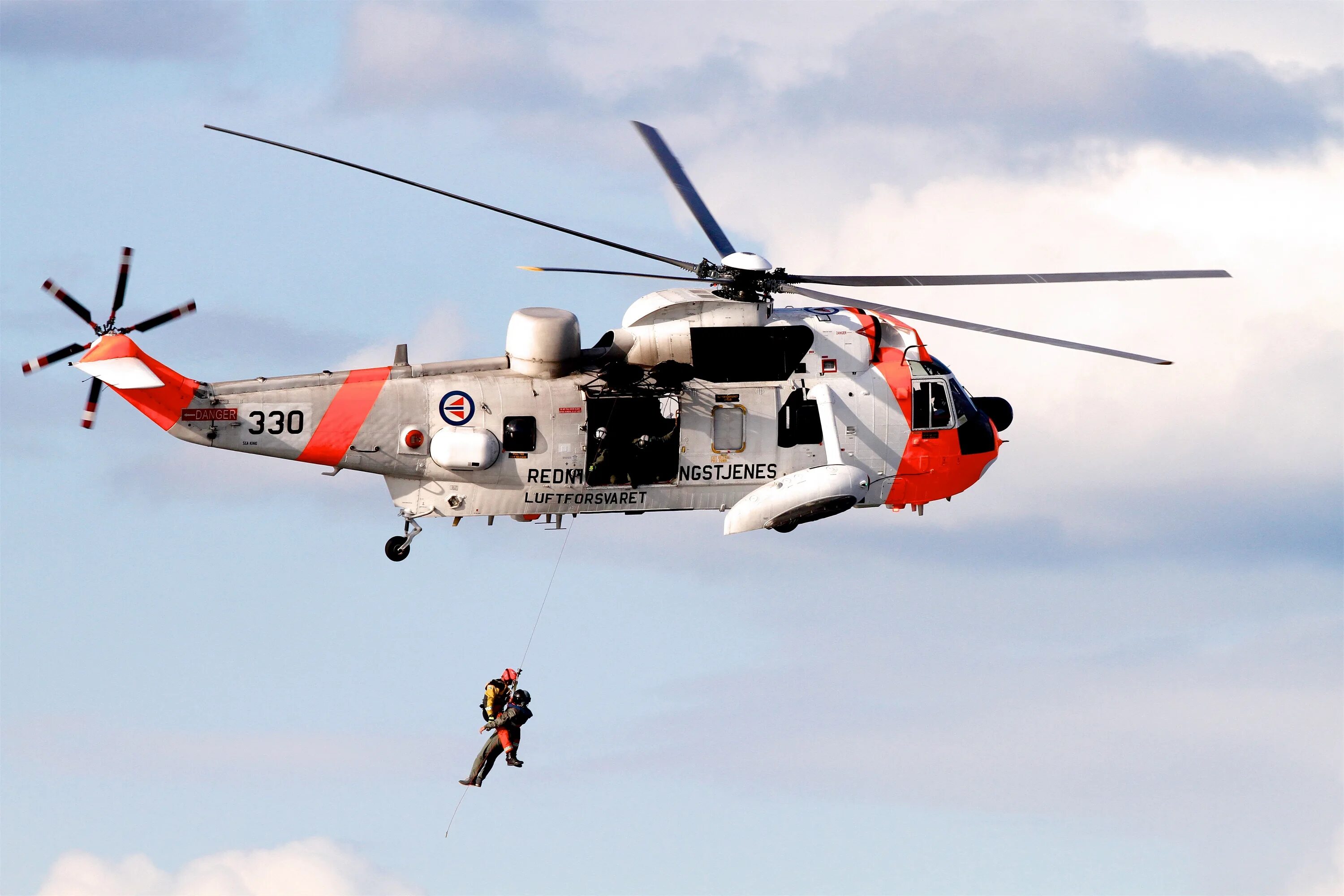 Вертолет самолет человек. S-61 вертолет. Sikorsky s-61r. Сикорский s61 Coast Guard. Спасательный вертолет Сикорский.