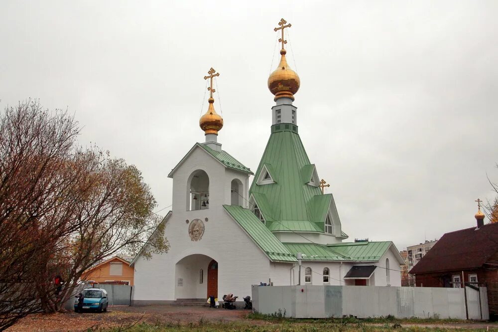 Приход улица. Храм Покрова Божией матери в Южно-Приморском парке Санкт-Петербург.