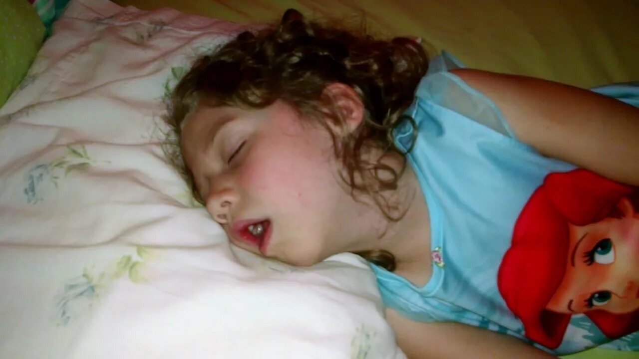 Т спящую мать. Sleep girl Eyes open. Т****** спящую little. Sleeping Eyes open мультиняная.