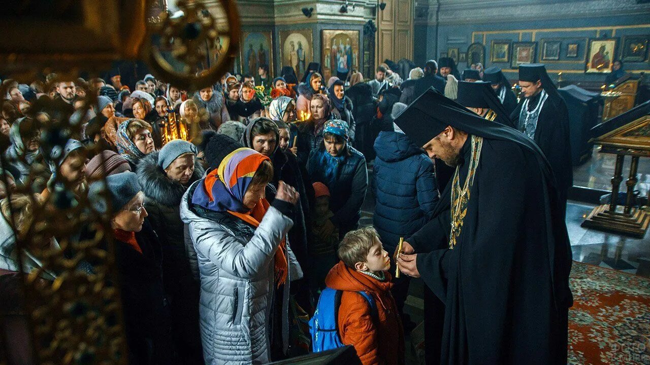Посещение воскресенье. Прощеное воскресенье чин прощения. прощенное воскресенье вечерня 2006 оптина. чин прощения в церкви. прощеное воскресенье церковь.