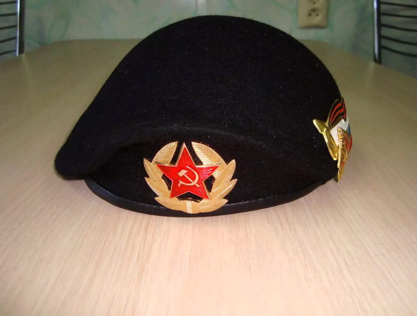 беретка юнармия. красная беретка. отбитый берет. берет голубой вдв капля рф. мирошниченко юнармия.