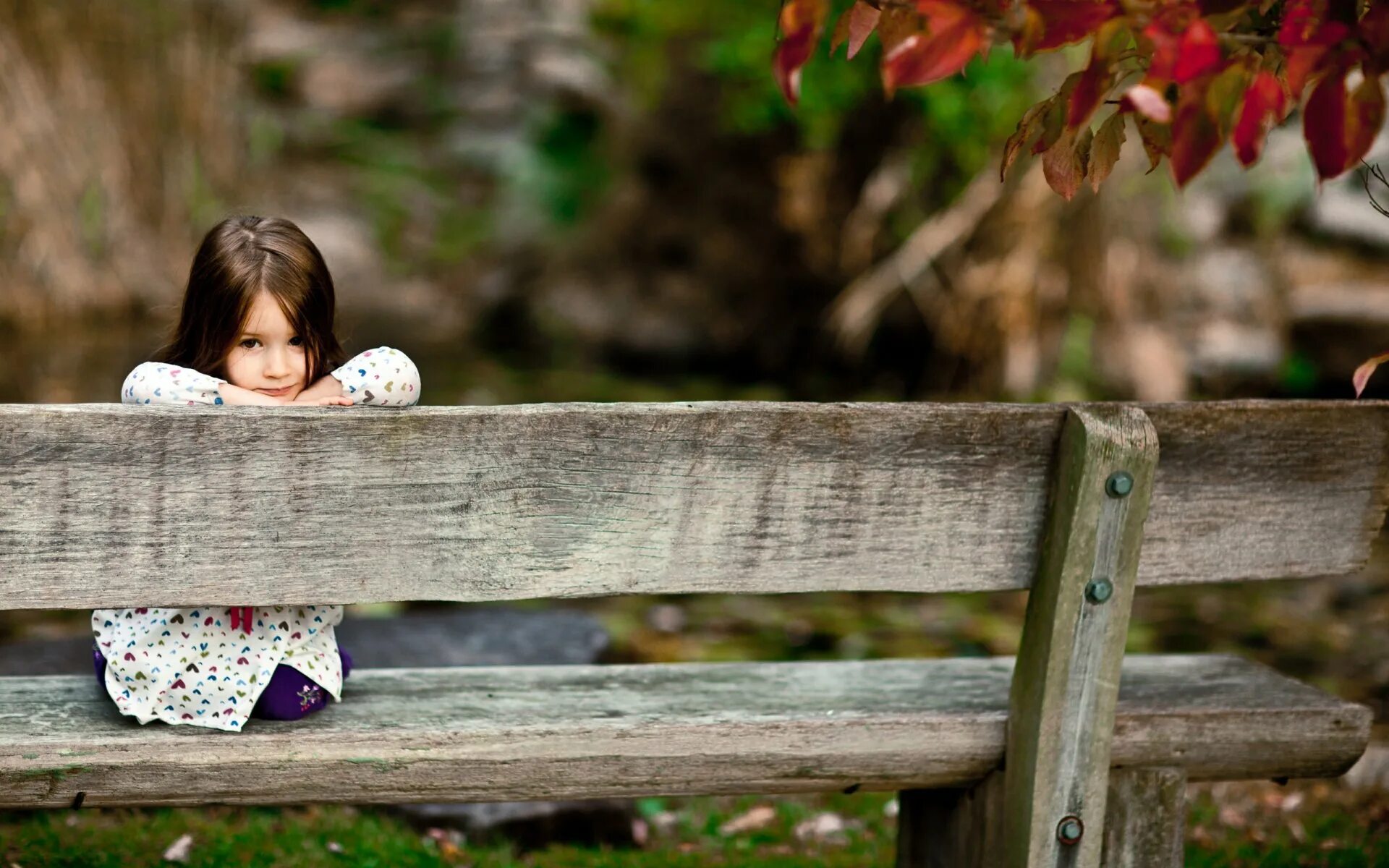 Маленькая девочка где ты была. Девочка сидит на скамейке. Дети на скамейке. Фотосессия на скамейке. Девочка на лавочке.
