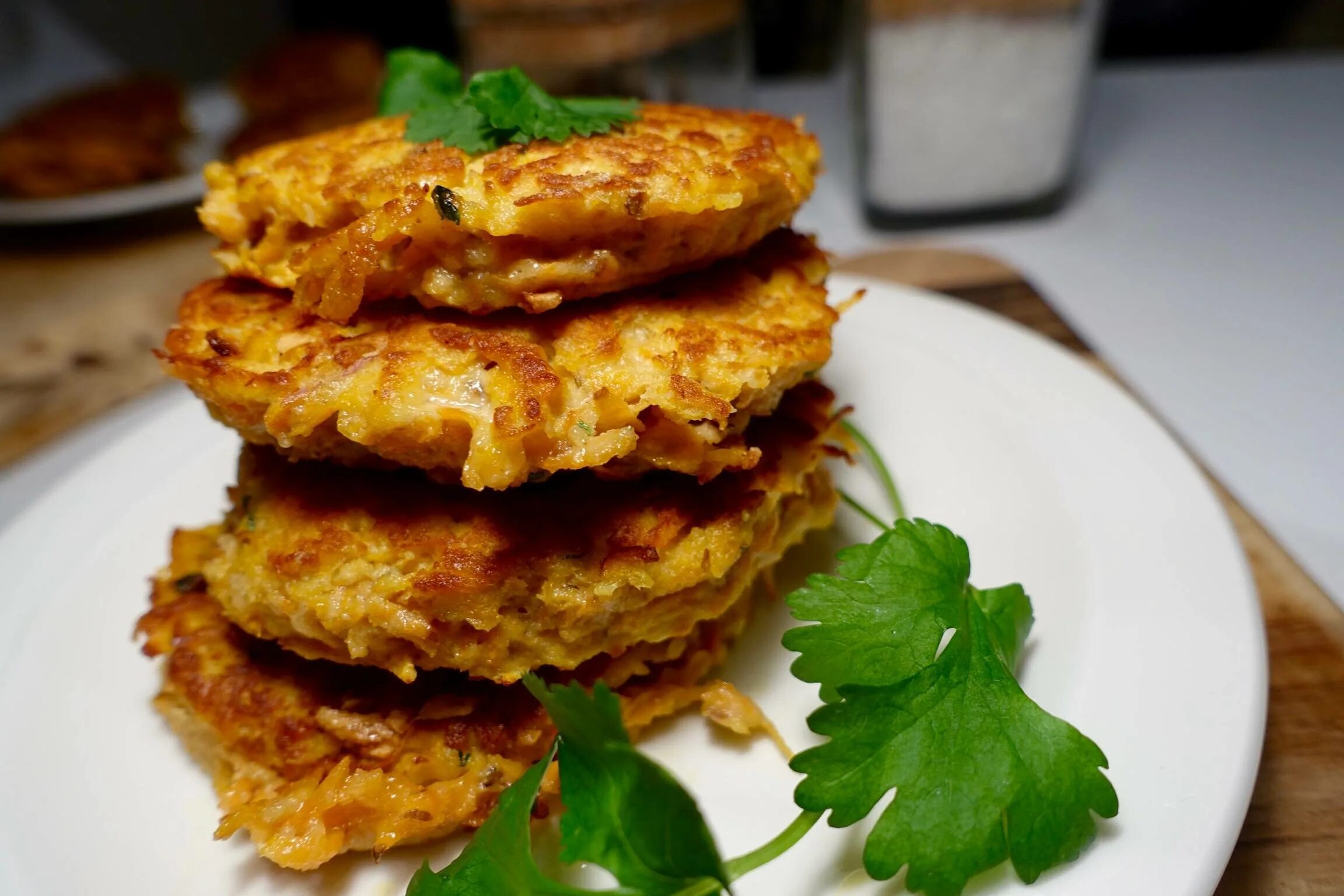 Простой рецепт вкусных драников. Дранники скортошки. Драники деруны. Деруны украинские. Картофельные оладьи.