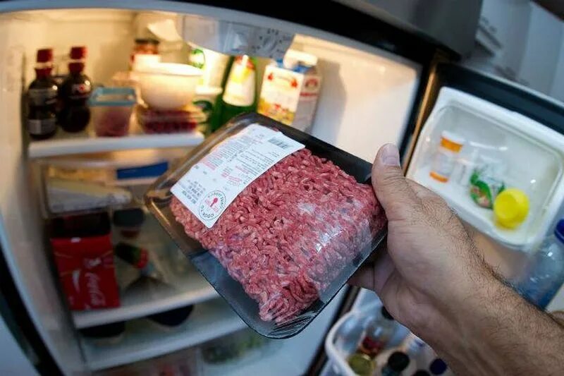 Сколько сырое мясо в холодильнике. Холодильник для мяса. Холодильник для охлажденного мяса. Хранение сырого мяса. Сырое мясо в холодильнике.
