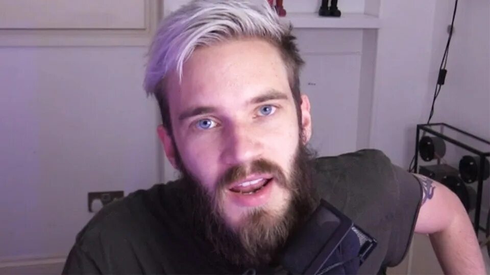 Пьюдипай сколько. Pewdiepie. pewdiepie с бородой. pewdiepie haircut. пьюдипай молодой.