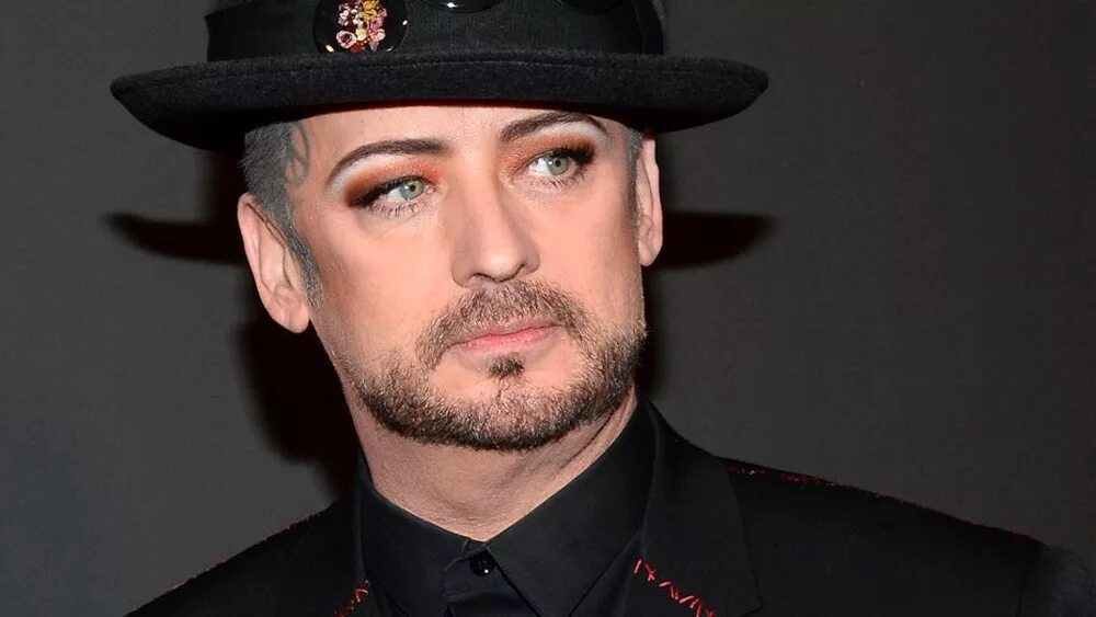 Песня английский певец. Бой Джордж. Певец boy George. Бой Джордж 2022. Boy George сейчас.