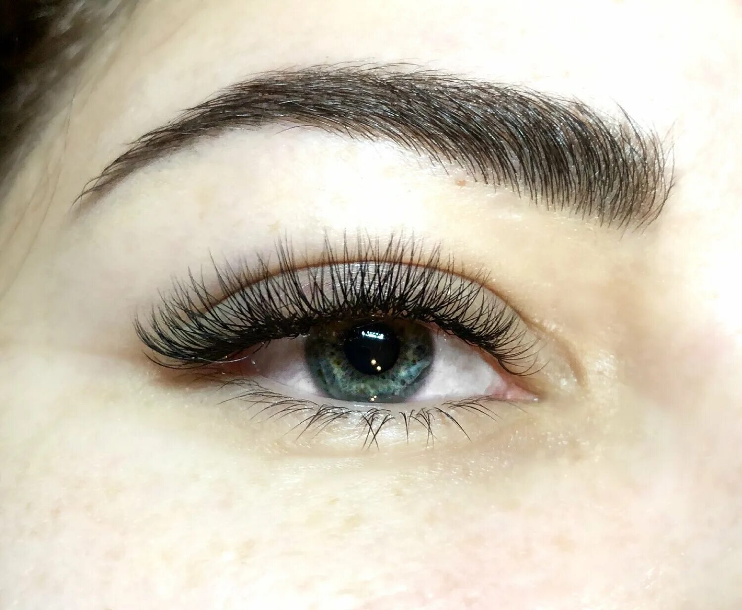 нарощенные ресницы. изгиб м. изгиб б на ресницах. ресницы 3 д 14 изгиб. изгиб б.