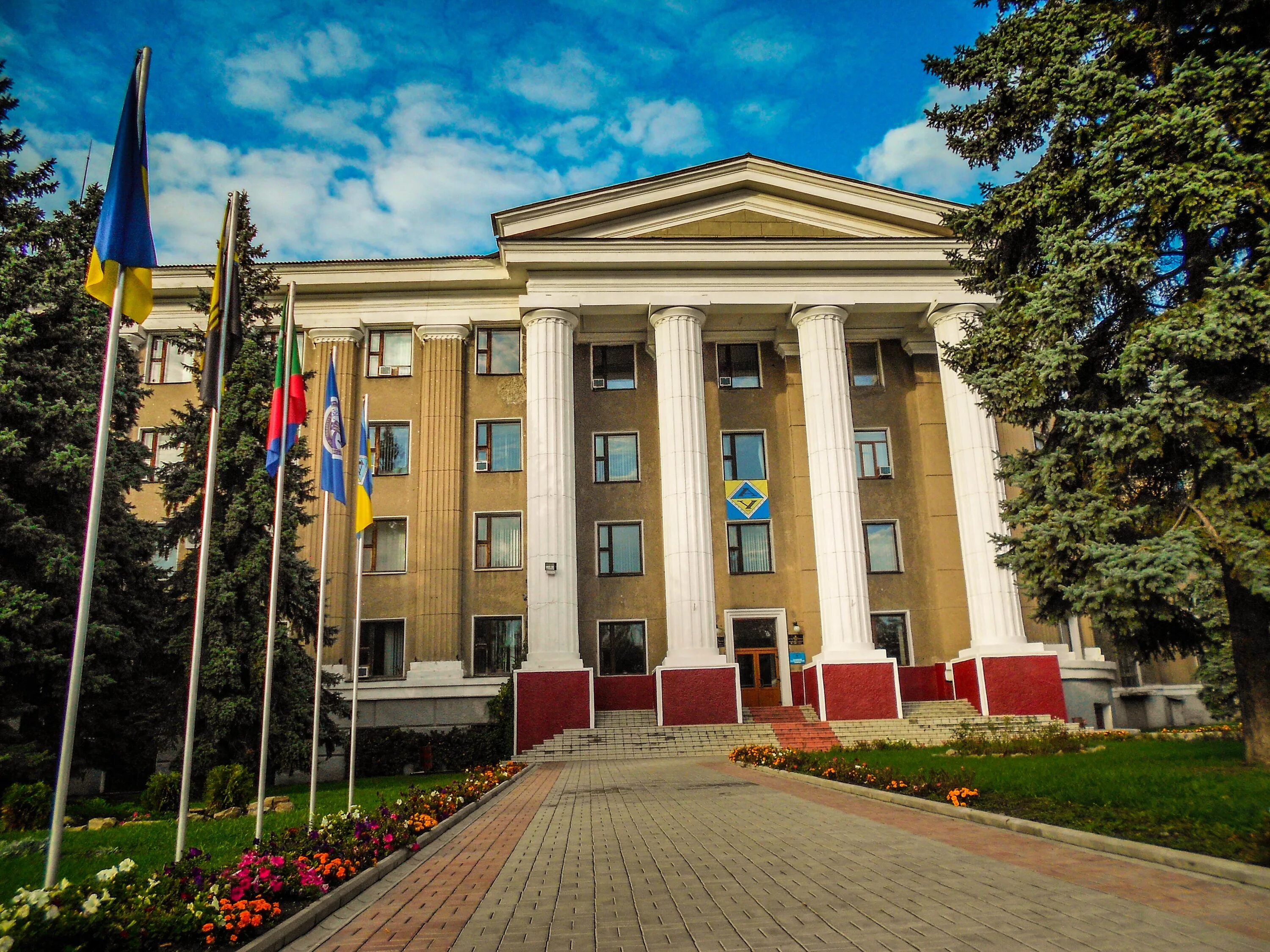 Обсрел орловка донецкая область. За чистый район. Горловка донецкая область. Памятник горловской мадонне. Горловка отзывы.