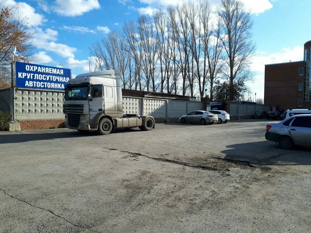 Охраняемая круглосуточная парковка. Парковка или стоянка. Заезд в подземный гараж. Охраняемая автостоянка. Охраняемая круглосуточная парковка.