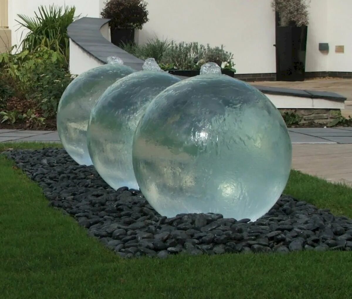 Большие бетонные шары. Бетонный шар для сада. Декоративные шары для ландшафта. Декоративный шар для сада. Шары стеклянные в саду.