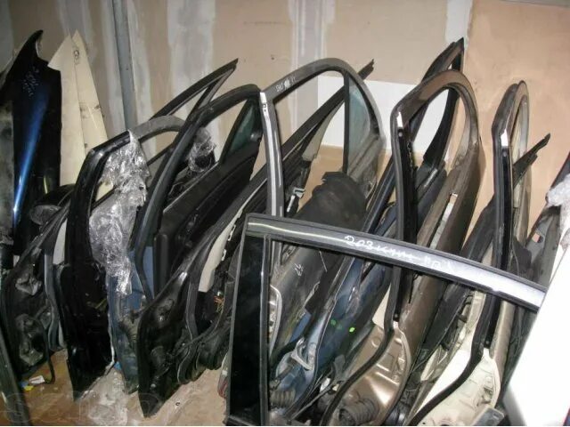 Авторазбор склад. Запчасти mercedes. Склад запчастей для автомобилей. Мерседес 210 запчасти. Разборка мерседес 2228.