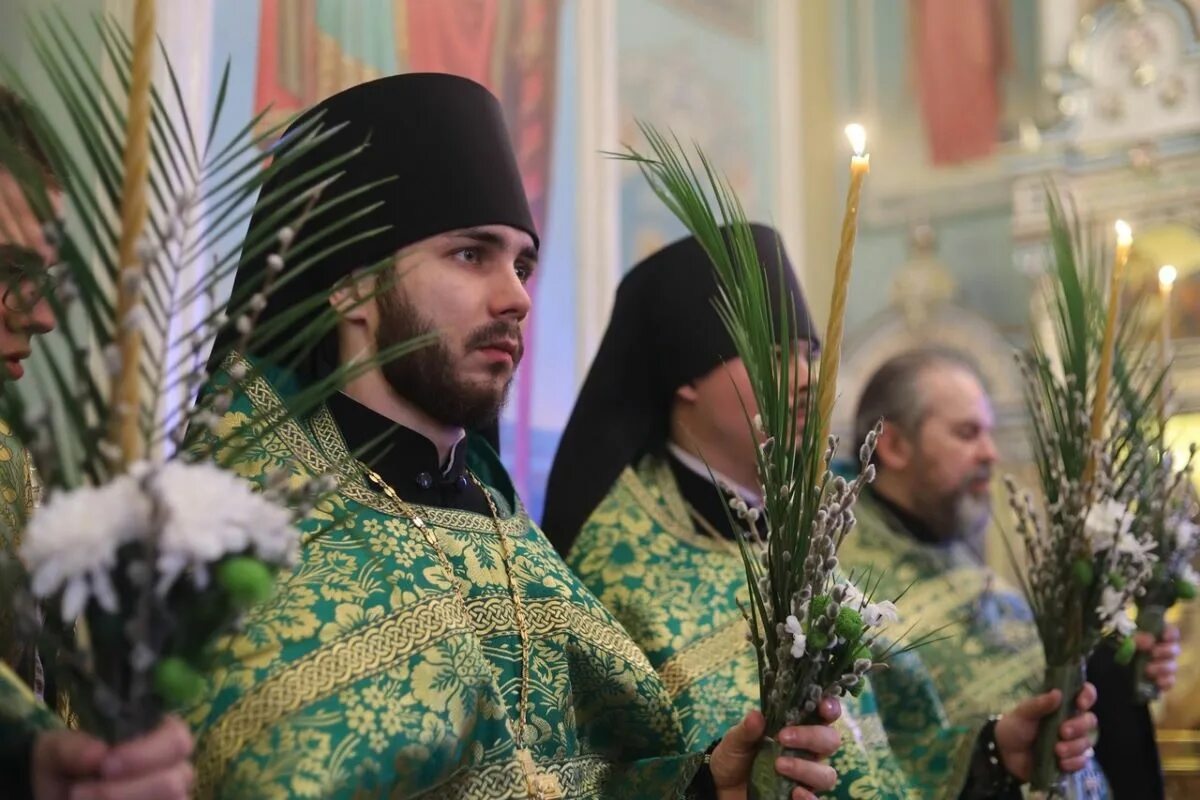 Какой сегодня праздник 9 апреля. Вербное воскресенье христианский праздник. Православные празднуют Вербное Воскресение. Вербное воскресенье батюшки. Пасхальное бдение.