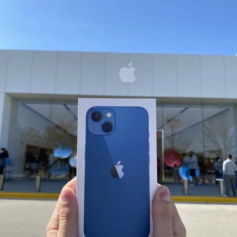 Айфон 13 промакс синий. Айфон 13 в синем цвете. Айфон 13 голубой цвет. Iphone 13 mini синий. Iphone 13 mini.