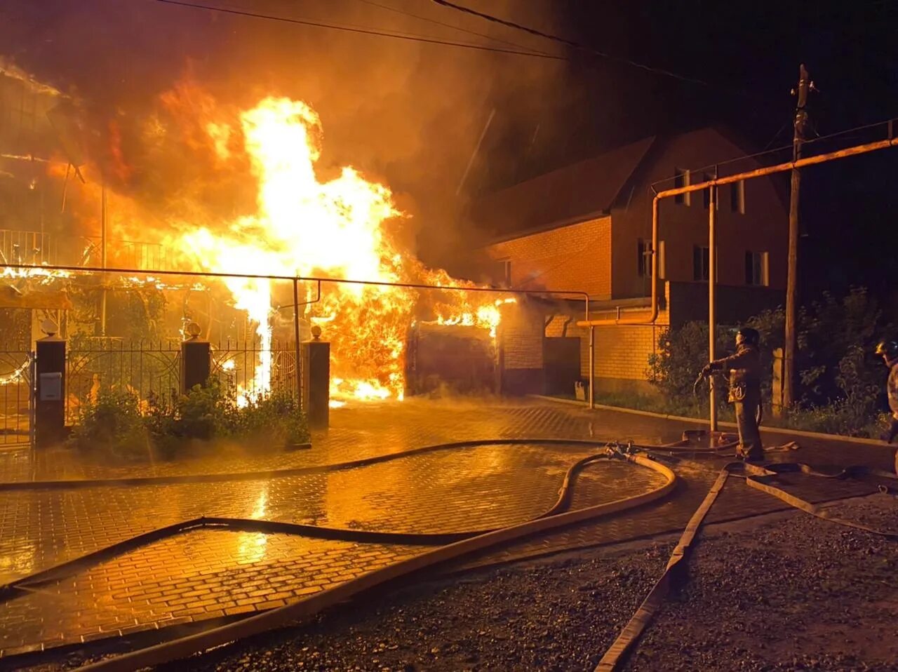 Там горела. Здание горит. Горящий дом. Пожар в Челябинской области. Огромный пожар.
