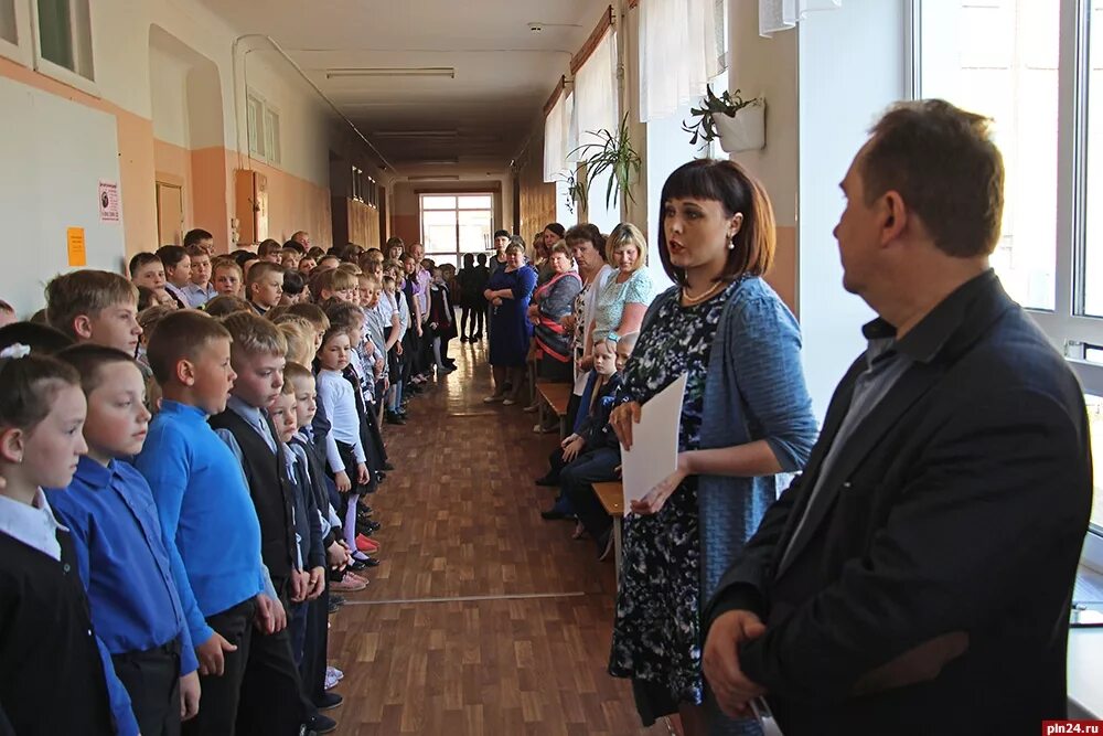 Электронный журнал бежаницкая школа. Бежаницкая средняя школа. В Бежаницах школа. Учителя Бежаницкой средней школы. Бежаницкая средняя школа ученики.