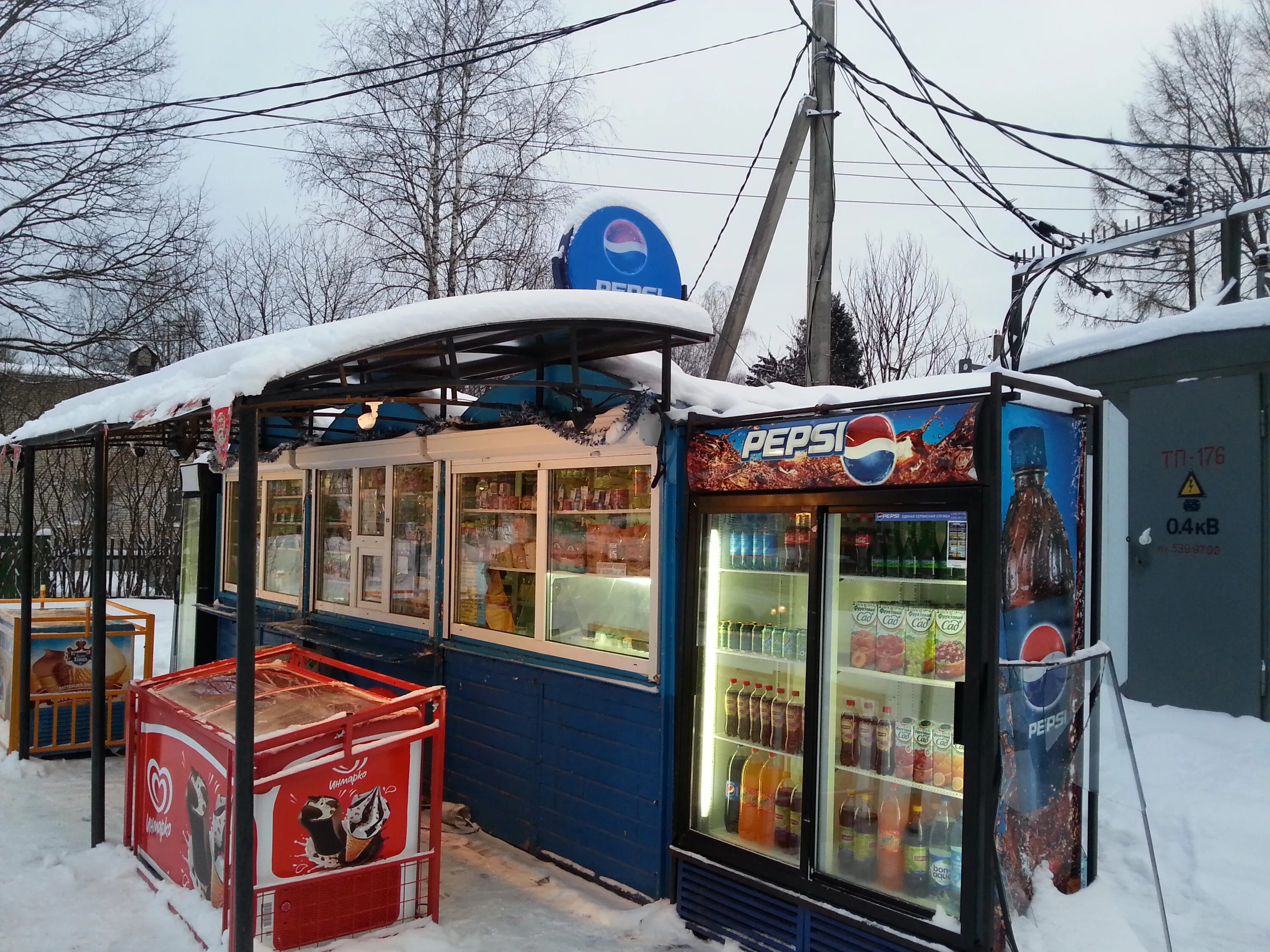 Продуктовый ларек. Продуктовый ларек. Ларьки для торговли. Сувенирный ларек. Павильон продукты.