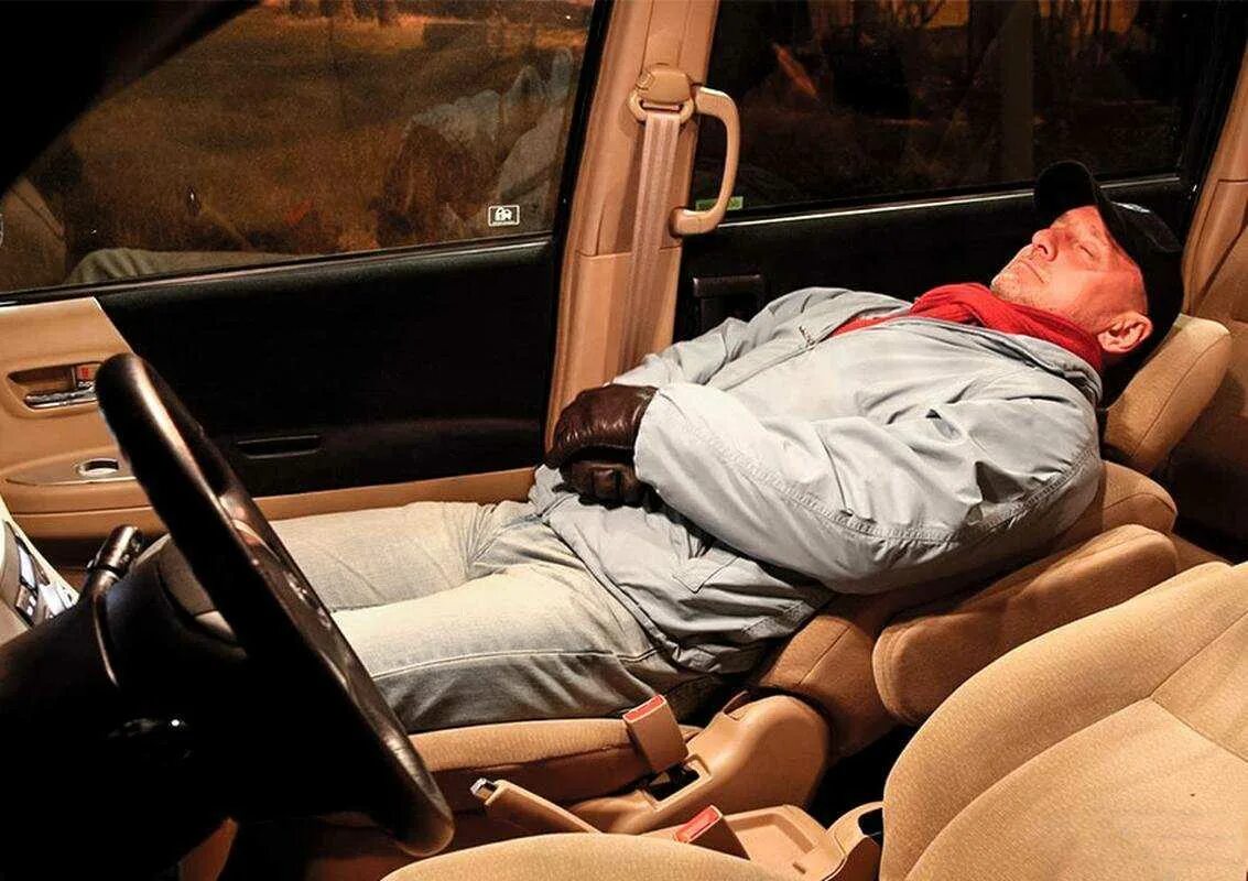 Спать в машине. Спящий в машине. Уснул в автомобиле.