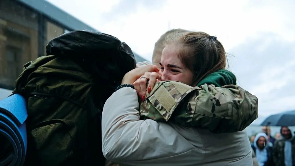 Солдаты ссср 1941-1945 строй. Призывают парней на войну. Призывают парней на войну. Мобилизация в россии. Девушка провожает парня в армию.