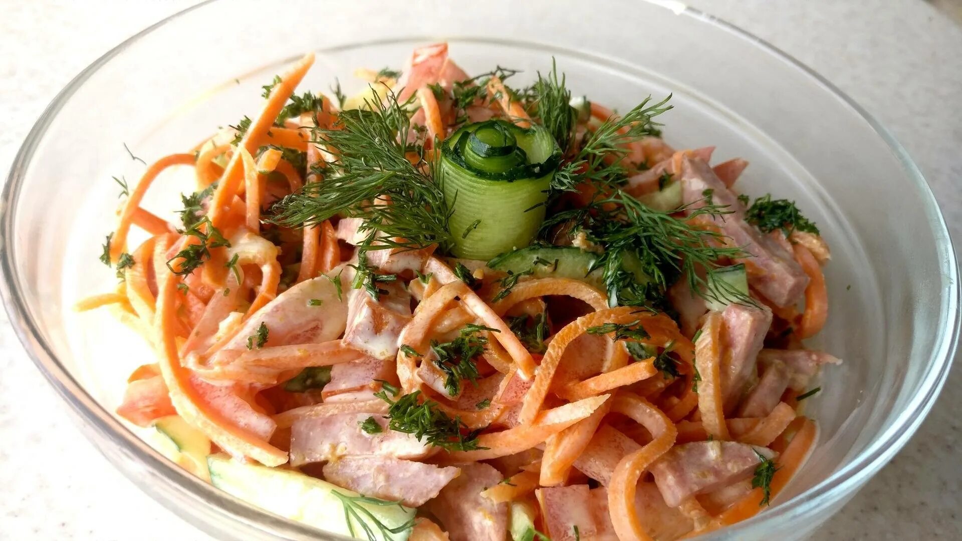 Салат с копчёной колбасой и кукурузой и морковью по-корейски. Салат морковка свежая колбаса копченая. Салат обжорка с колбасой и корейской морковью и сухариками. Салат "венеция" с корейской морковью и копченой колбасой. Салат из копченой колбасы.