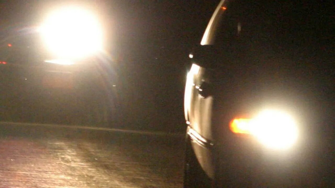 Headlight flashing. Headlight flashing. Headlights flashes. Headlights flashes hxvrmxn. Освещение автомобиля.