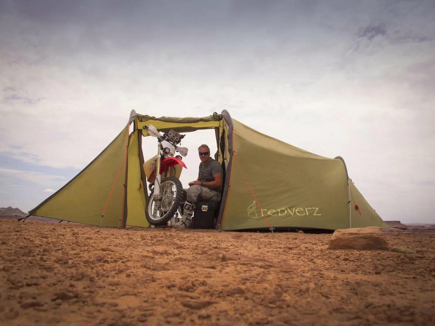 Палатка мотоциклиста tourscamp1. Мотоциклетная палатка Nomad 3. 911 Dakar с палаткой. Палатка для велотуриста. Тент для мотоцикла