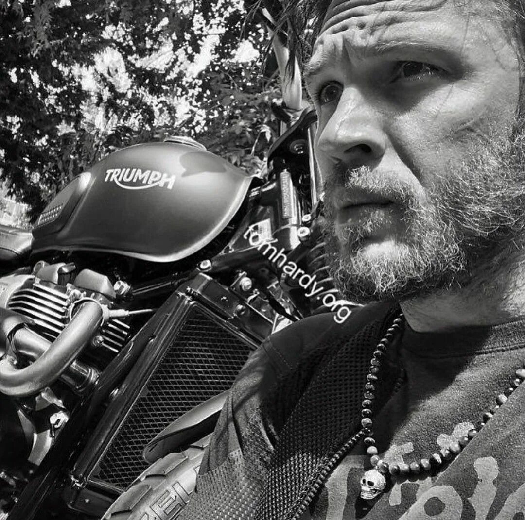 Байкеры с Томом Харди. Мотоцикл Тома Харди. Харди на мотоцикле. Том Харди Triumph.