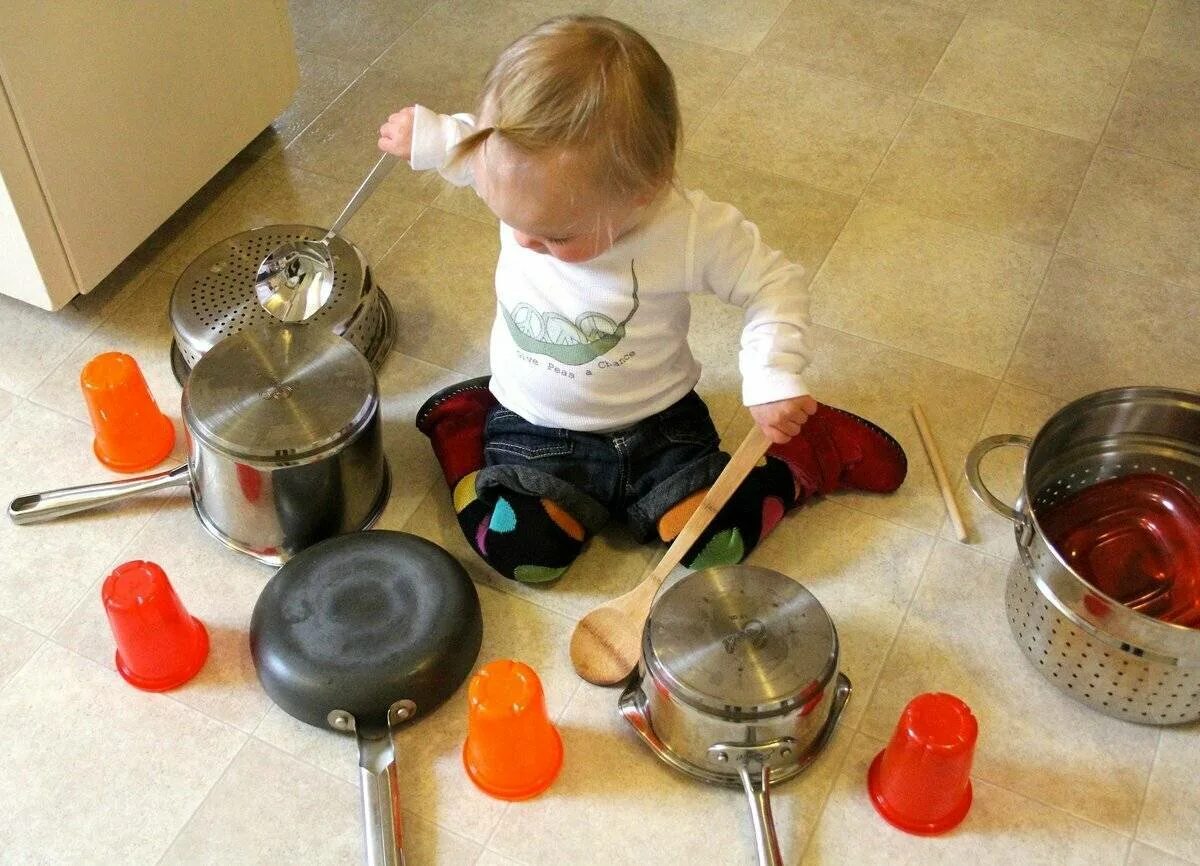 Кухня для детей. Занять ребенка на кухне. Кастрюля для детей. Чем занять ребенка.