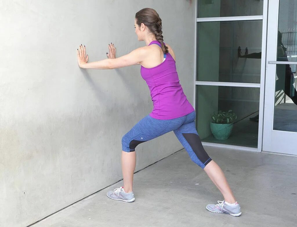 Wall stretches. Растяжка спины у стены. Упражнения стоя. Лицом к стене. Растяжка икроножных мышц с упором в стену.