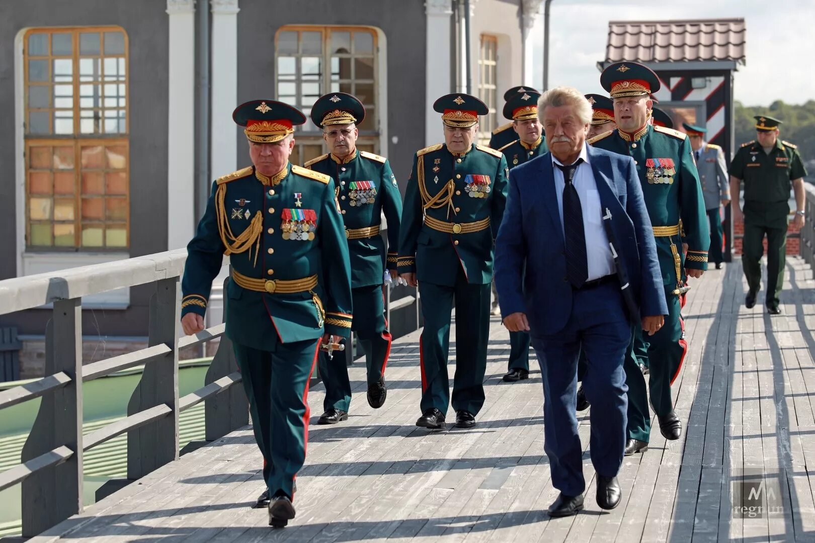 Где сейчас полковник. Генерал-полковник Александр Журавлев. Журавлев Александр командующий ЗВО. Александр Журавлев генерал. Журавлев генерал полковник командующий ЗВО.