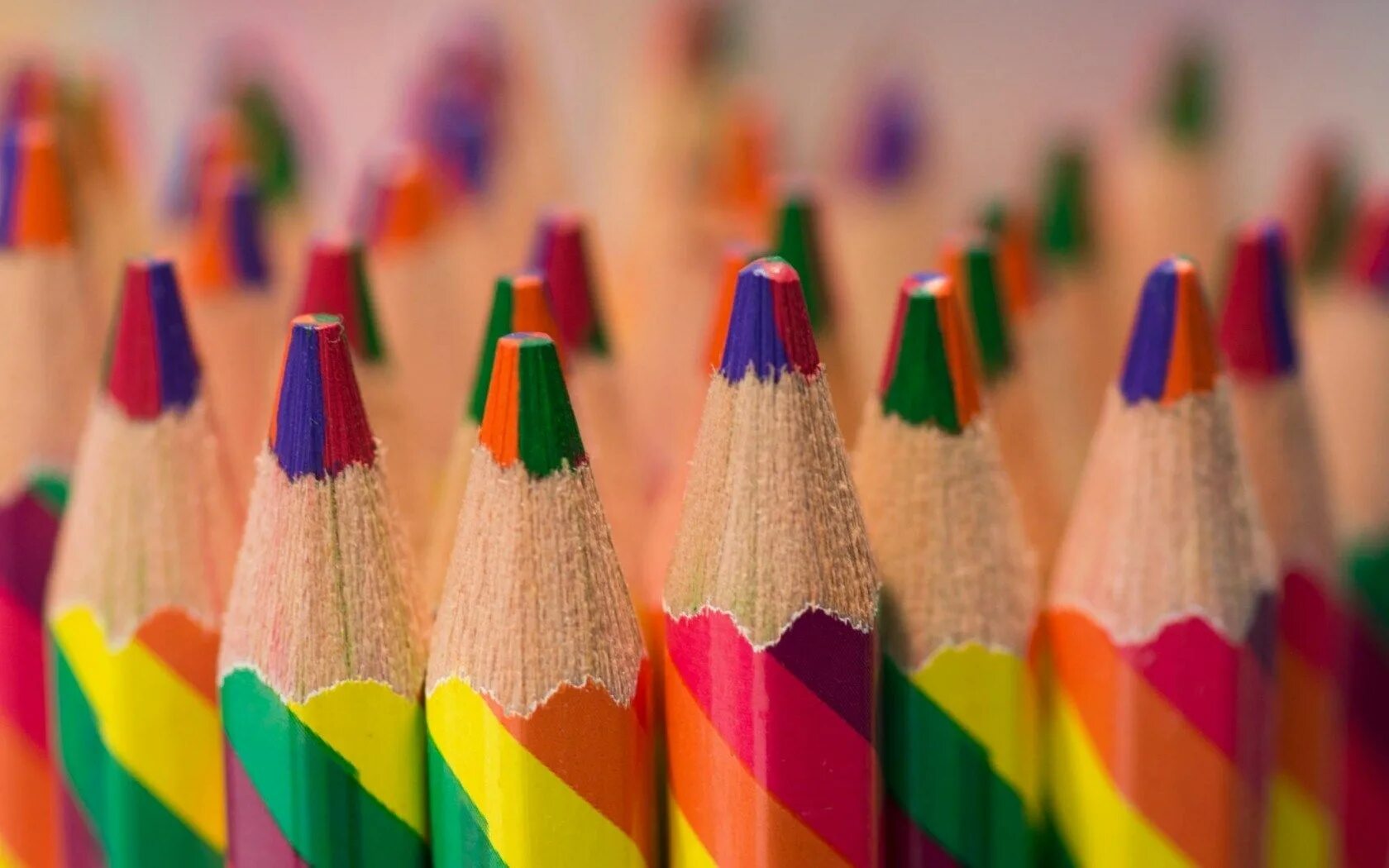 Покажи какие карандаши. Карандаши цветные. Необычные карандаши. Необычные цветные карандаши. Праздник цветных карандашей.