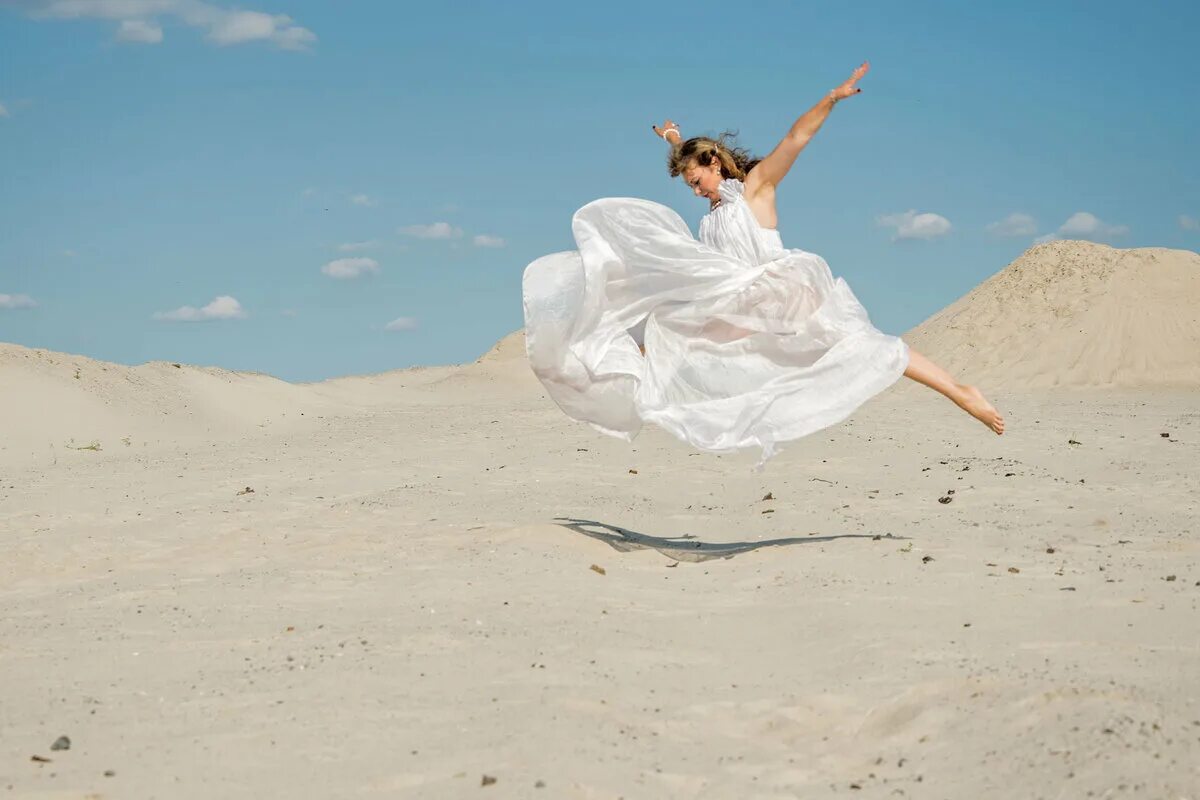 Фотосессия на песке. Летающая девочка. Лететь автор. Лететь автор. Девушка парит в облаках.