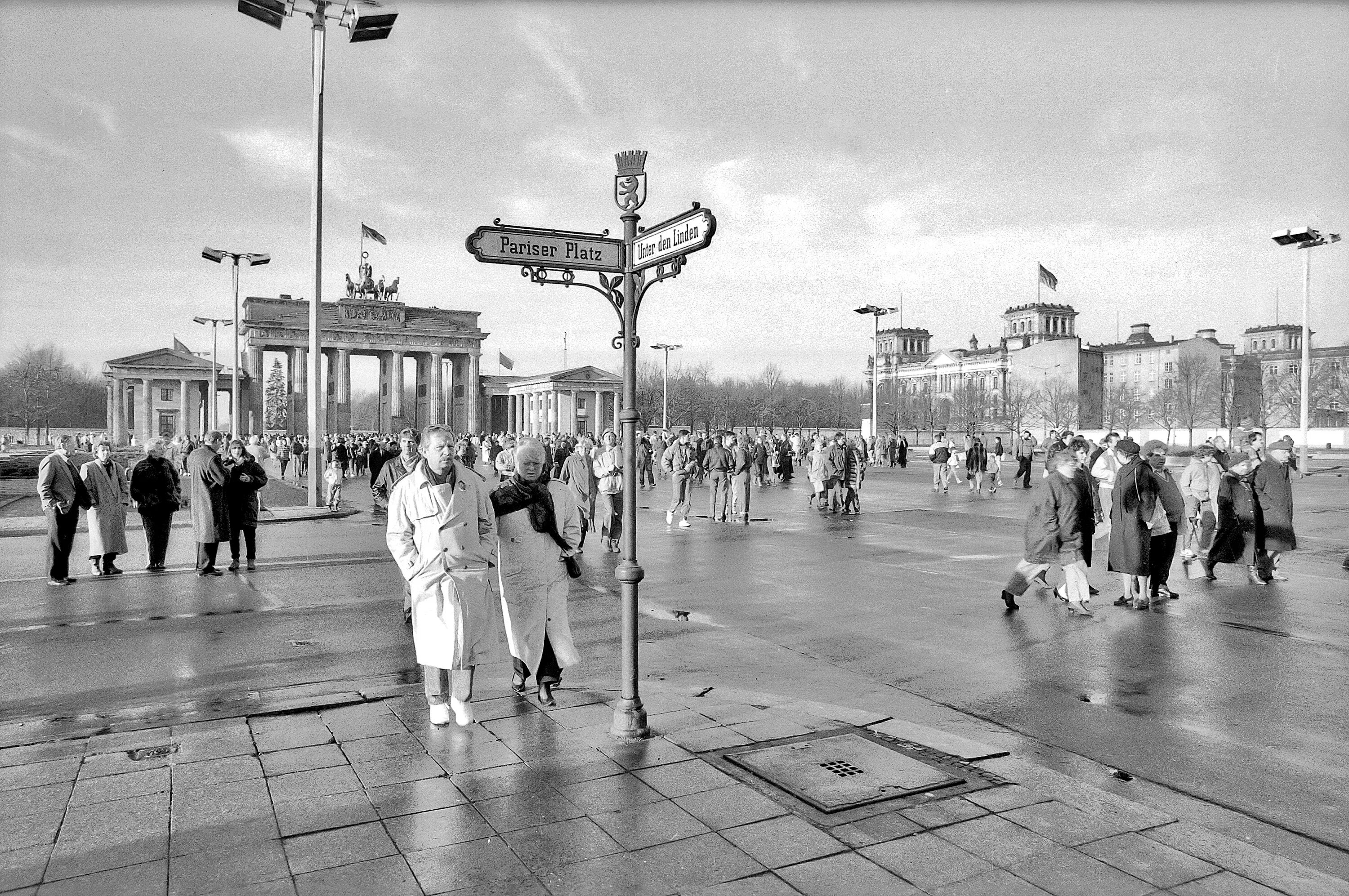 Слово плац. Паризер плац, Берлин. Берзарин Платц. Площадь Берзарина в Берлине.