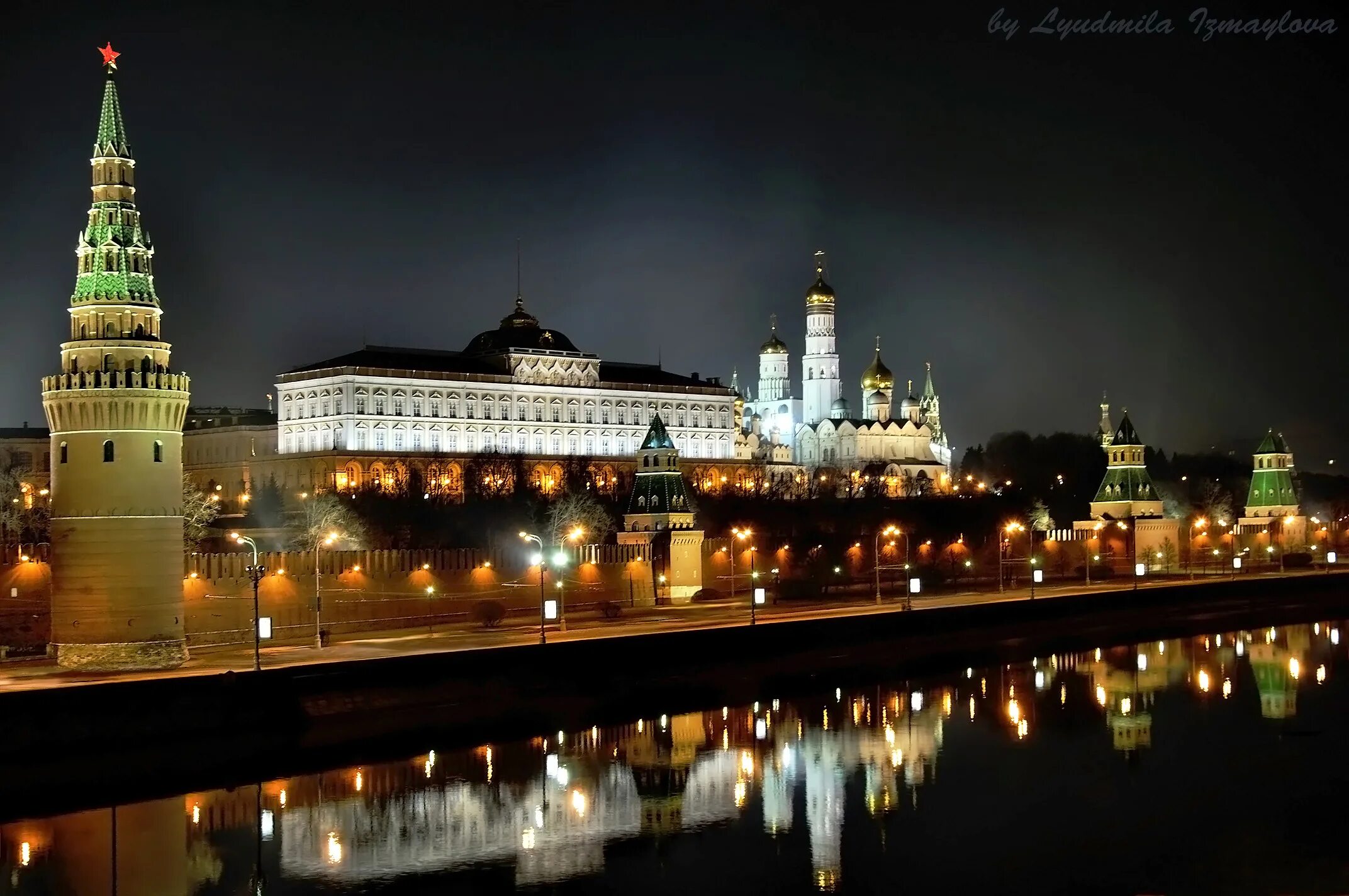 Москва размышления. Московский Кремль 1991. Ночной Кремль. Московский Кремль ночью. Кремль с воды.