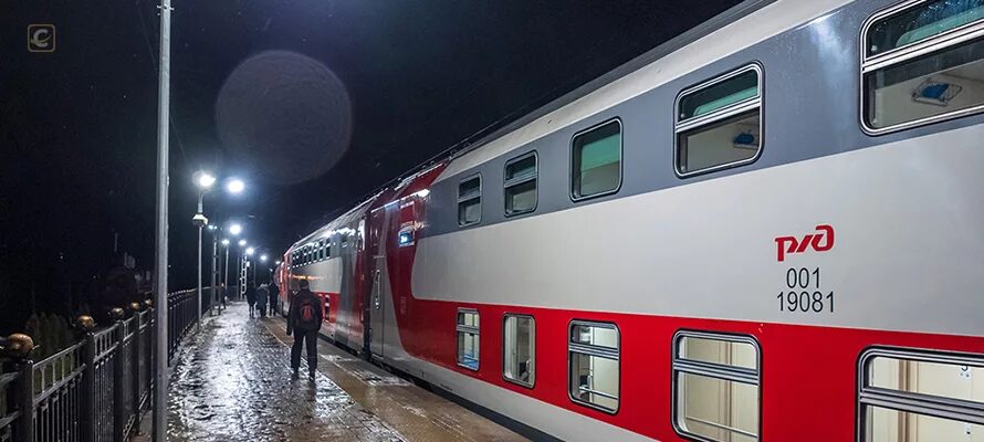 Поезд 18 петрозаводск. Поезд 018а Карелия двухэтажный. Фирменный поезд Карелия двухэтажный. Фирменный поезд Москва Петрозаводск двухэтажный. Фирменный двухэтажный поезд Карелия 017а Петрозаводск Москва.