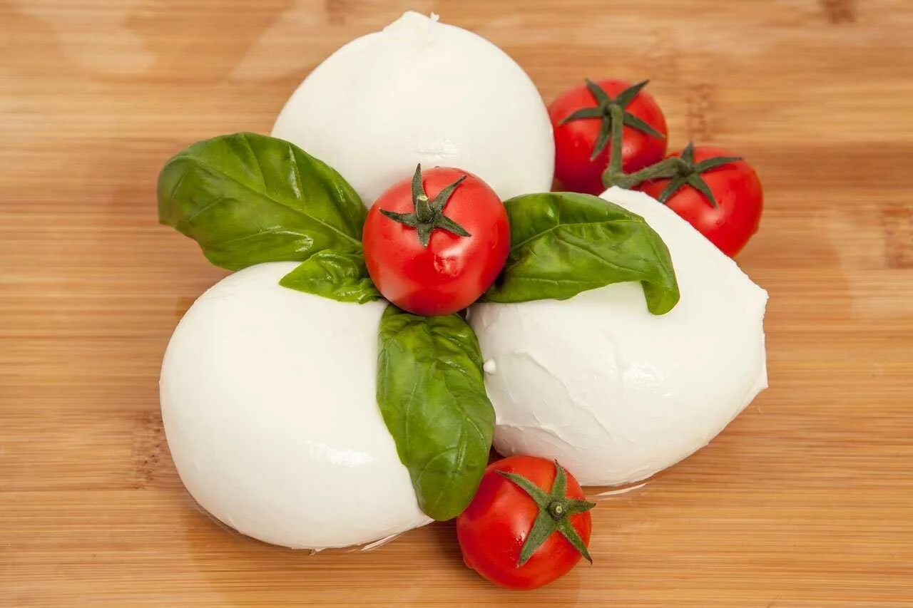 Моцарелла mozzarella. Моцарелла Бокончино. Сыр моцарелла Экокат. Итальянский сыр моцарелла. Моцарелла польза и вред